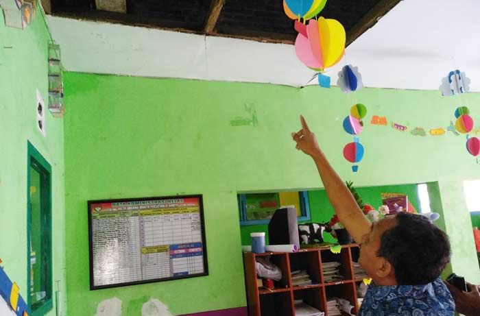 Atap TK Dharmawanita 01 Dinoyo Ambrol, Lurah Janjikan Rehab Tahun Depan Atap TK Dharmawanita 01 Dinoyo Ambrol, Lurah Janjikan Rehab Tahun Depan