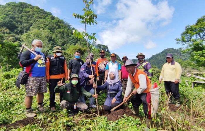 Gandeng ARPLH Kediri, LAZ Al Azhar Tanam 400 Pohon di Lereng Kelud Gandeng ARPLH Kediri, LAZ Al Azhar Tanam 400 Pohon di Lereng Kelud