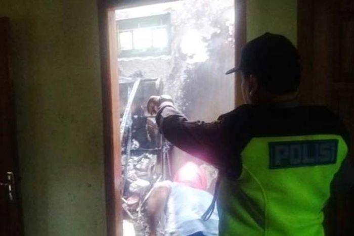 Gedung ATK SMK 1 Ngasem Terbakar, Kerugian Mencapai Puluhan Juta Gedung ATK SMK 1 Ngasem Terbakar, Kerugian Mencapai Puluhan Juta