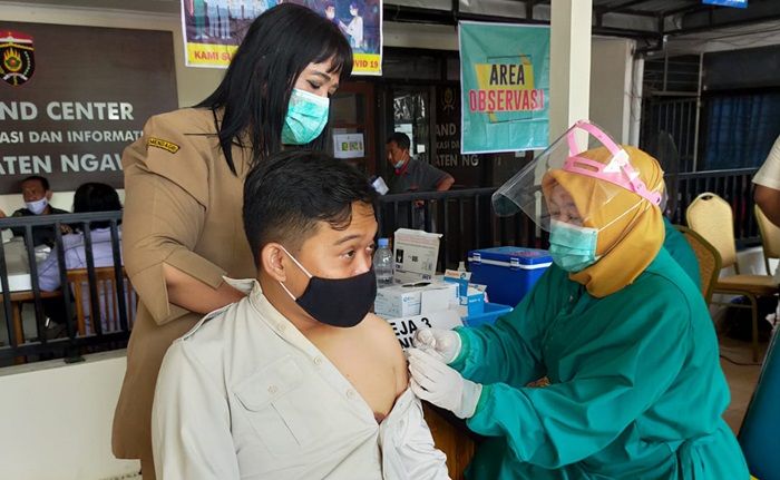 Berisiko Tinggi, Wartawan Ngawi Jalani Vaksinasi Tahap Awal Berisiko Tinggi, Wartawan Ngawi Jalani Vaksinasi Tahap Awal