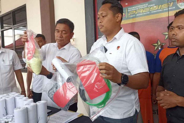 Penjual Bubuk Petasan di Jombang Ditangkap Polisi Penjual Bubuk Petasan di Jombang Ditangkap Polisi