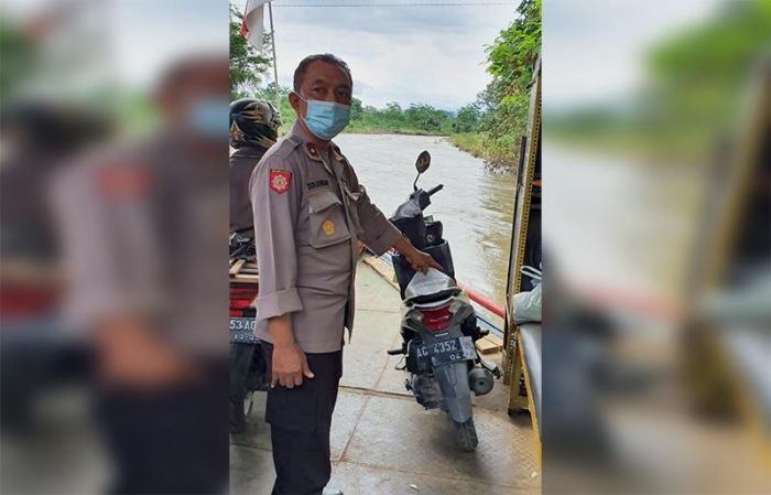 Seorang Lelaki Nekat Lompat ke Sungai Brantas dari Atas Perahu Penyeberangan Tulungagung - Blitar Seorang Lelaki Nekat Lompat ke Sungai Brantas dari Atas Perahu Penyeberangan Tulungagung - Blitar