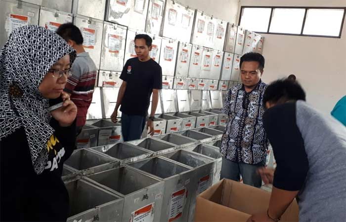 Panwaslu Awasi Intensif Proses Pengemasan Alat Kelengkapan TPS Panwaslu Awasi Intensif Proses Pengemasan Alat Kelengkapan TPS