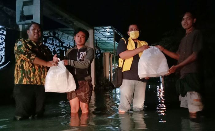 Golkar Pasuruan Bagikan Nasi Bungkus untuk Korban Banjir Golkar Pasuruan Bagikan Nasi Bungkus untuk Korban Banjir