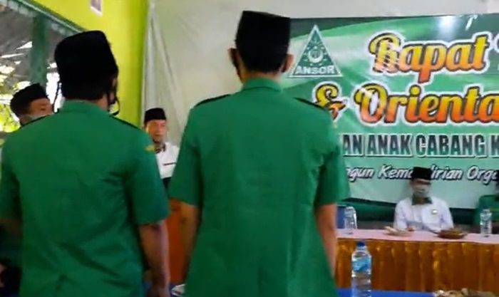 Viral Video Anggota Ansor di Banyuwangi Dibaiat agar Pilih Ipuk-Sugirah, Dipimpin Ketua MWC NU Viral Video Anggota Ansor di Banyuwangi Dibaiat agar Pilih Ipuk-Sugirah, Dipimpin Ketua MWC NU
