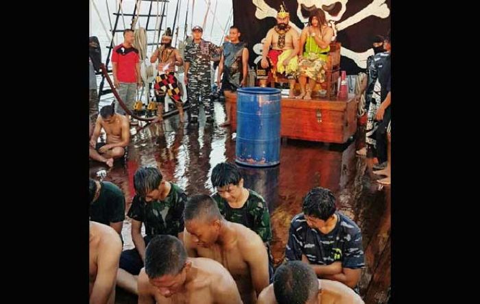 Dewa Neptunus dan Dewi Amphitrite Hadir di KRI Dewaruci Dewa Neptunus dan Dewi Amphitrite Hadir di KRI Dewaruci