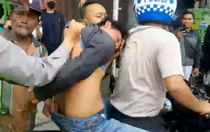 Kepergok Mencuri HP, Pria di Pasuruan Dihajar Warga Kepergok Mencuri HP, Pria di Pasuruan Dihajar Warga
