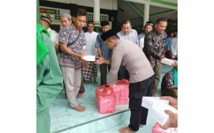 Sambut HUT ke-78 Bhayangkara, Polres Mojokerto Bagi-Bagi Bansos di Desa Jerukseger Sambut HUT ke-78 Bhayangkara, Polres Mojokerto Bagi-Bagi Bansos di Desa Jerukseger