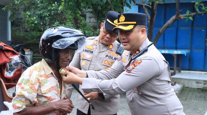 Kapolres Gresik Bagikan Helm Gratis di Operasi Keselamatan Semeru 2026