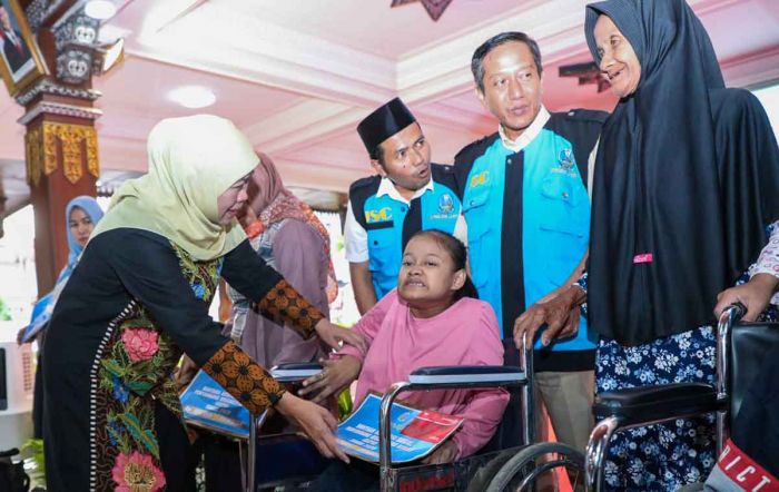 Salurkan Bantuan di Mojokerto, Gubernur Khofifah Ajak Masyarakat Perbanyak Berbagi saat Ramadhan Salurkan Bantuan di Mojokerto, Gubernur Khofifah Ajak Masyarakat Perbanyak Berbagi saat Ramadhan