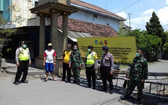 Warga dan Muspika Ngadiluwih Tutup Jalan Menuju Rumah Duka Diduga Terjangkit Covid-19 Warga dan Muspika Ngadiluwih Tutup Jalan Menuju Rumah Duka Diduga Terjangkit Covid-19
