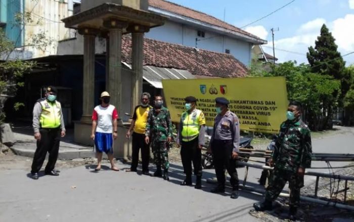 ​Warga dan Muspika Ngadiluwih Tutup Jalan Menuju Rumah Duka Diduga Terjangkit Covid-19