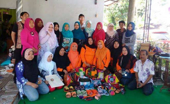 Asah Kreativitas, Ibu-ibu di Banyuwangi Dilatih Manfaatkan Limbah Batik jadi Produk Berkualitas Asah Kreativitas, Ibu-ibu di Banyuwangi Dilatih Manfaatkan Limbah Batik jadi Produk Berkualitas
