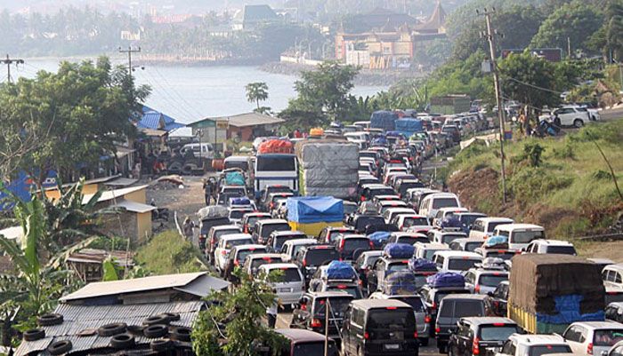 Jalur Nasional Banyuwangi-Jember Macet Total Akibat Ulah Pedagang Nekat Jualan di Pinggir Jalan Jalur Nasional Banyuwangi-Jember Macet Total Akibat Ulah Pedagang Nekat Jualan di Pinggir Jalan