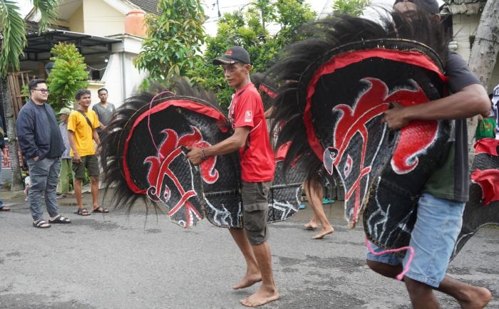 Naik Skuter Vespa, Mas Dhito Kunjungi Warga yang Latihan Kesenian Jaranan Jowo di Kras, Kediri