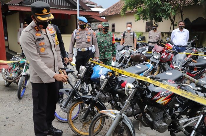 Dinilai Bisa Tularkan Covid-19, Petugas Gabungan di Kediri Razia Balap Liar, Ratusan Motor Disita Dinilai Bisa Tularkan Covid-19, Petugas Gabungan di Kediri Razia Balap Liar, Ratusan Motor Disita