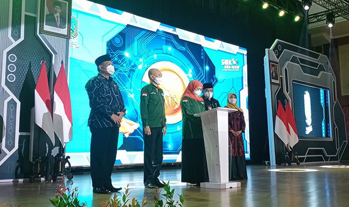 Gubernur Khofifah Buka LKS SMK di Gedung Kesenian Aryo Blitar Gubernur Khofifah Buka LKS SMK di Gedung Kesenian Aryo Blitar