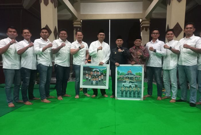 Tim Pengawal Pribadi Kampanye Pilbup Mojokerto Berikan Kenang-Kenangan untuk Bupati dan Wabup Tim Pengawal Pribadi Kampanye Pilbup Mojokerto Berikan Kenang-Kenangan untuk Bupati dan Wabup