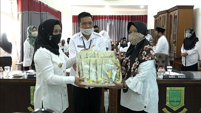 Beri Stimulus Pelajar SD, Ning Ita Kembali Menjadi Guru Daring Beri Stimulus Pelajar SD, Ning Ita Kembali Menjadi Guru Daring