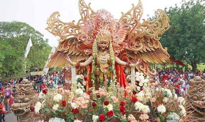 Ribuan Warga Kediri Saksikan Parade Budaya dan Mobil Hias Ribuan Warga Kediri Saksikan Parade Budaya dan Mobil Hias
