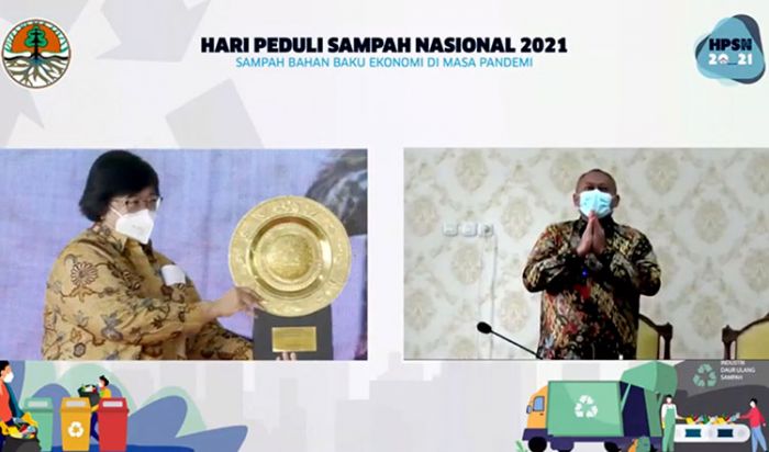 Pemkot Surabaya Terima Penghargaan dari KLHK Atas Keberhasilan Kurangi Volume Sampah di TPA Pemkot Surabaya Terima Penghargaan dari KLHK Atas Keberhasilan Kurangi Volume Sampah di TPA