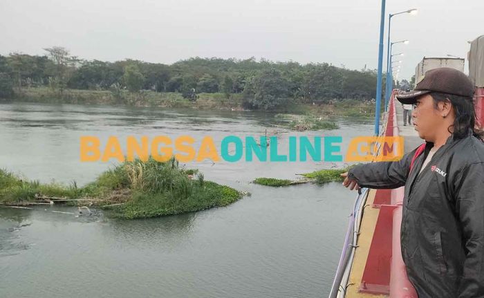 Orang Tak Dikenal Diduga Bunuh Diri di Jembatan Semampir Kediri Orang Tak Dikenal Diduga Bunuh Diri di Jembatan Semampir Kediri