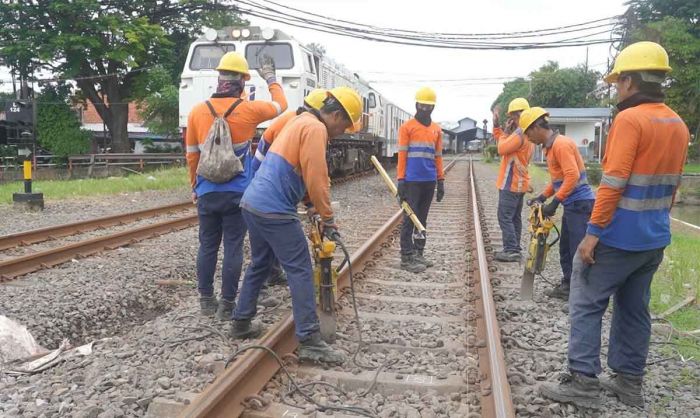 Jelang Angkutan Lebaran 2024, KAI Daop 8 Intensifkan Perawatan Jalur Kereta Api Jelang Angkutan Lebaran 2024, KAI Daop 8 Intensifkan Perawatan Jalur Kereta Api