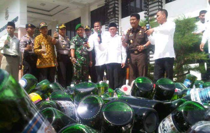 Kejari Sumenep Musnahkan BB 1.250 Botol Miras dan 90,2 Gram Narkoba Kejari Sumenep Musnahkan BB 1.250 Botol Miras dan 90,2 Gram Narkoba
