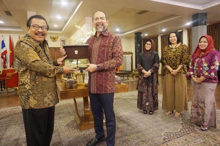 Pakde Karwo Jamuan Makan Malam dengan Dubes RI di India Pakde Karwo Jamuan Makan Malam dengan Dubes RI di India