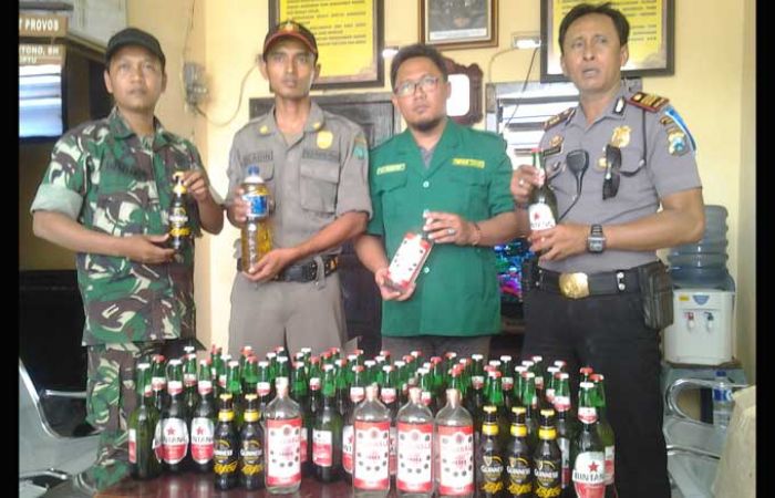 Razia Tempat Karaoke di Kedungpandan, Petugas Gabungan Amankan Puluhan Miras dan 2 PSK Razia Tempat Karaoke di Kedungpandan, Petugas Gabungan Amankan Puluhan Miras dan 2 PSK