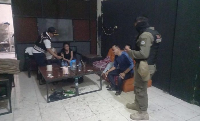 Satpol PP Gresik Razia Miras di Sejumlah Warkop dan Kafe, Berikut BB yang Disita