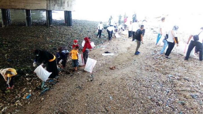 Babinsa Koramil Labang Berbaur dengan 460 Relawan Ikut Acara Bersih-bersih Pantai Suramadu Babinsa Koramil Labang Berbaur dengan 460 Relawan Ikut Acara Bersih-bersih Pantai Suramadu