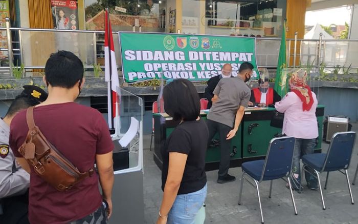 Terjaring Operasi Masker, Sejumlah Warga di Ngawi Jalani Sidang di Tempat Terjaring Operasi Masker, Sejumlah Warga di Ngawi Jalani Sidang di Tempat