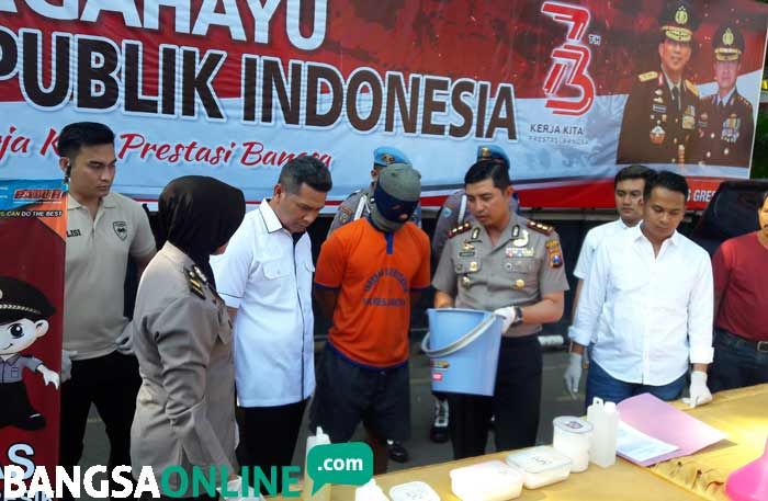 Polres Gresik Bekuk Pemasok Miras Oplosan Maut yang Sebabkan 3 Korban Tewas Polres Gresik Bekuk Pemasok Miras Oplosan Maut yang Sebabkan 3 Korban Tewas