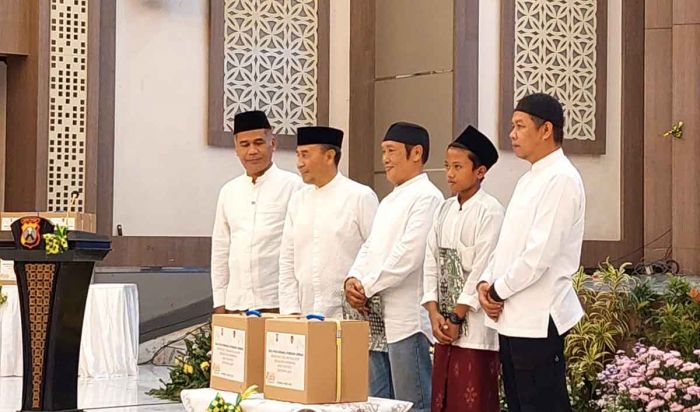 DitIntelkam Polda Jatim Beri Santunan dan Sembako ke Anak Yatim Piatu DitIntelkam Polda Jatim Beri Santunan dan Sembako ke Anak Yatim Piatu