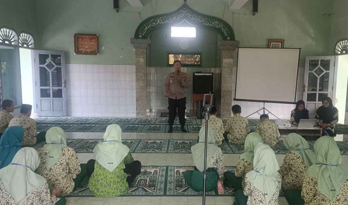Kapolsek Prajurit Kulon Edukasi Bahaya Judi Online dan Narkoba saat MPLS di SMP Islam Brawijaya Kapolsek Prajurit Kulon Edukasi Bahaya Judi Online dan Narkoba saat MPLS di SMP Islam Brawijaya