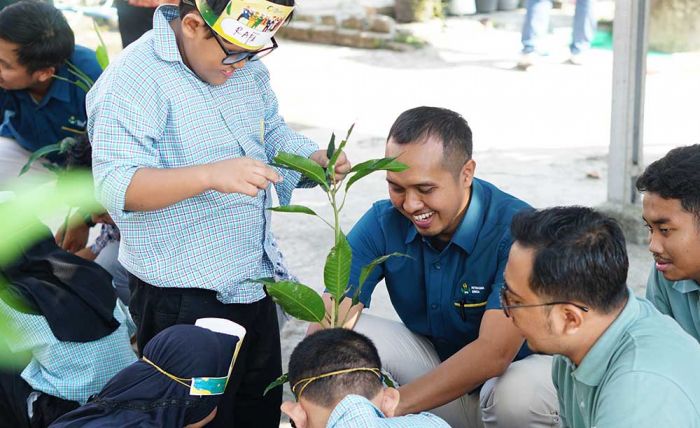 Insan Petrokimia Gresik Edukasi Pelajar SLB Cara Bercocok Tanam Insan Petrokimia Gresik Edukasi Pelajar SLB Cara Bercocok Tanam
