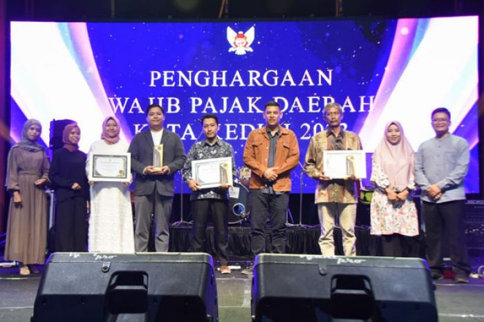 Wali Kota Kediri Beri Penghargaan Wajib Pajak Daerah 2023 Wali Kota Kediri Beri Penghargaan Wajib Pajak Daerah 2023