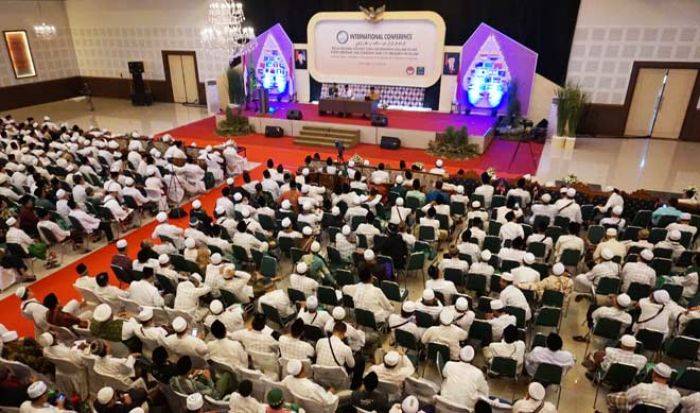 Syaikh Usamah dalam Konferensi JATMAN: Mengapa Tak Mau ke Masjid, Karena Takut Kaki Diinjak Syaikh Usamah dalam Konferensi JATMAN: Mengapa Tak Mau ke Masjid, Karena Takut Kaki Diinjak