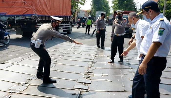 Jembatan Dermo dalam Perbaikan, Satlantas Polres Pasuruan Alihkan Arus Lalu Lintas 14 Hari ke Depan Jembatan Dermo dalam Perbaikan, Satlantas Polres Pasuruan Alihkan Arus Lalu Lintas 14 Hari ke Depan