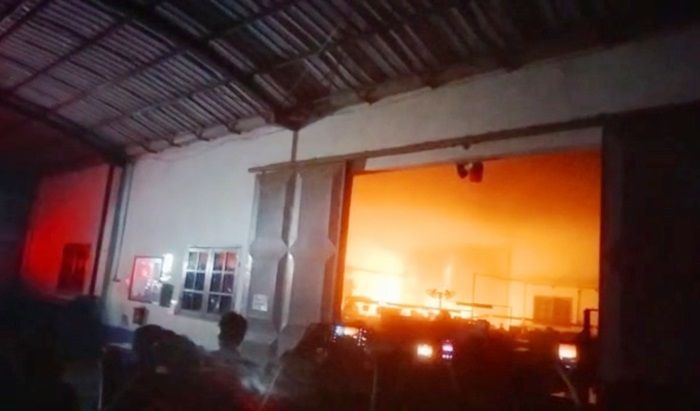 BREAKING NEWS: Pabrik Sepatu PT Shou Fong Lastindo Bojonegoro Kebakaran BREAKING NEWS: Pabrik Sepatu PT Shou Fong Lastindo Bojonegoro Kebakaran