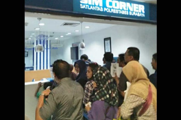 SIM Corner di Tunjungan Plaza Surabaya Membludak, Ini Penyebabnya SIM Corner di Tunjungan Plaza Surabaya Membludak, Ini Penyebabnya