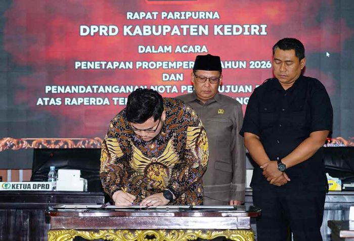Bupati dan Pimpinan DPRD Kabupaten Kediri Tandatangani Persetujuan Raperda APBD 2026