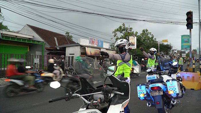Antisipasi Macet saat Mudik Lebaran 2022, Kasatlantas Polres Pasuruan Kerahkan Tim Rajawali Antisipasi Macet saat Mudik Lebaran 2022, Kasatlantas Polres Pasuruan Kerahkan Tim Rajawali