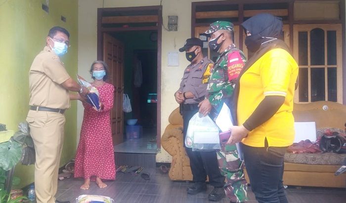 ​72 Paket Sembako dan Masker Dibagikan Dinsos Kota Kediri ke Warga Isoman