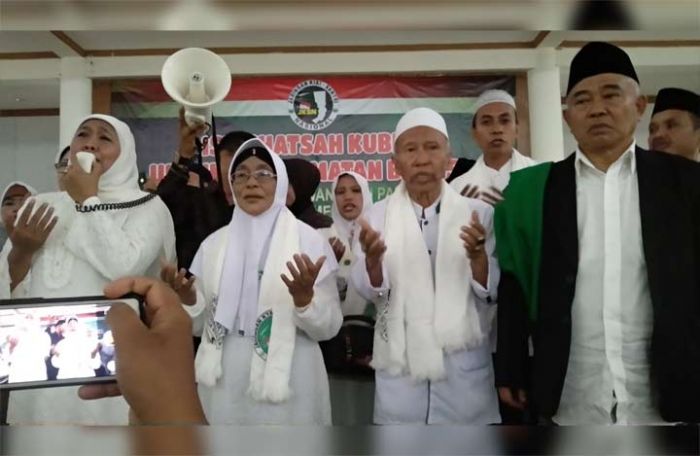 Diwarnai Hujan, Khofifah dan Kiai Asep Ajak Relawan JKSN Pamekasan Berdoa untuk Kemenangan Jokowi