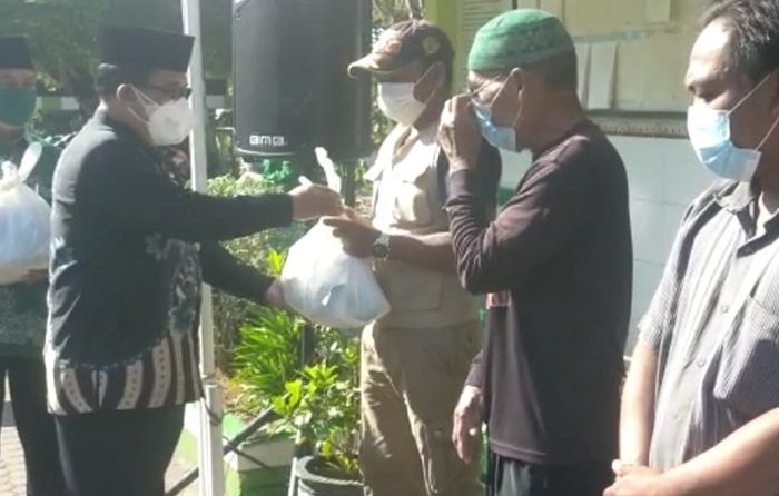 Sisihkan Gaji, ASN Kemenag Tuban Bagikan Paket Sembako dan Vitamin Sisihkan Gaji, ASN Kemenag Tuban Bagikan Paket Sembako dan Vitamin