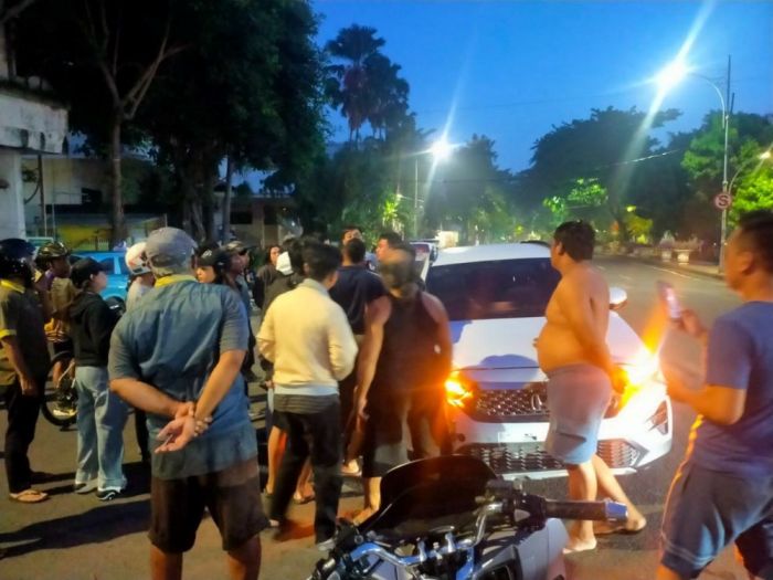 Pengendara Motor Diduga Mabuk Keroyok Sopir Mobil yang Lawan Arus di Surabaya