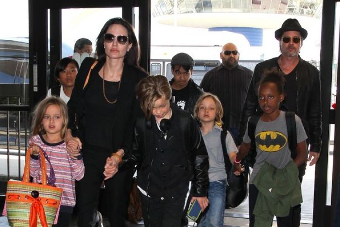 Rayakan Tahun Baru tanpa Brad Pitt, Jolie Tampak Bahagia dengan Anak