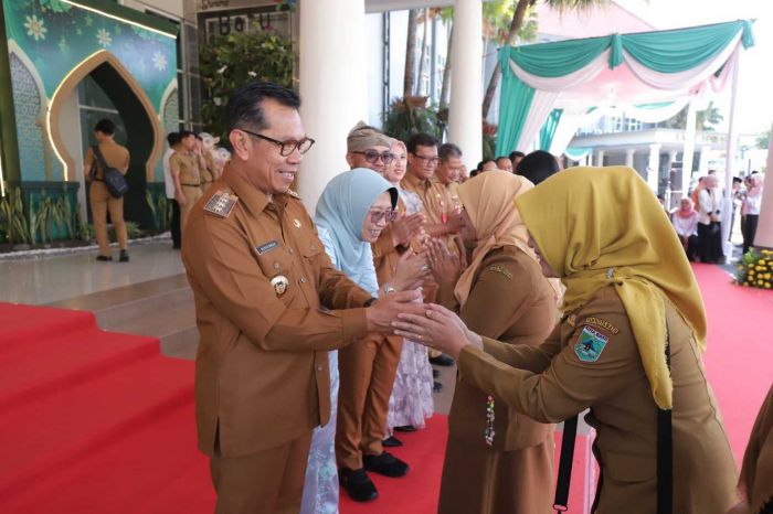 Wali Kota Batu Pimpin Halal Bihalal ASN Usai Apel Hari Pertama Kerja Pascalibur Lebaran Wali Kota Batu Pimpin Halal Bihalal ASN Usai Apel Hari Pertama Kerja Pascalibur Lebaran